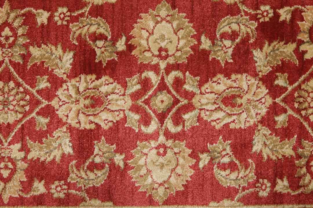 Rode loper met traditionele bloemmotieven en decoratieve randen