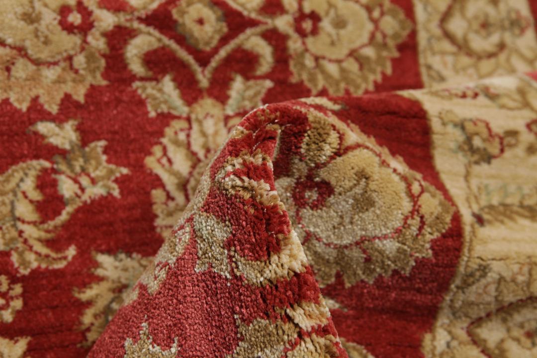 Rode loper met traditionele bloemmotieven en decoratieve randen