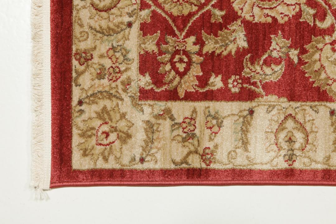 Rode loper met traditionele bloemmotieven en decoratieve randen