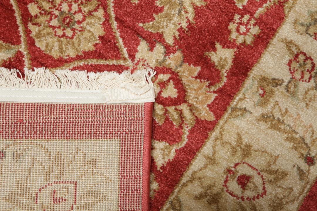 Rode loper met traditionele bloemmotieven en decoratieve randen