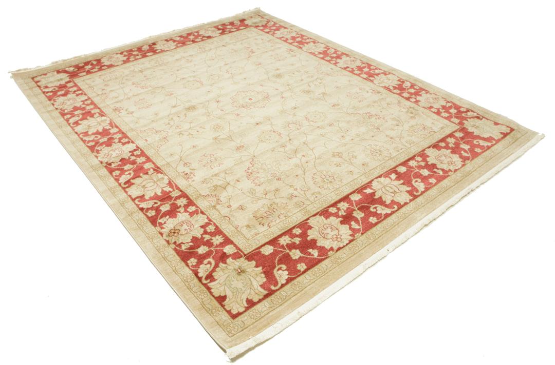 Beige en rood tapijt met bloemmotieven