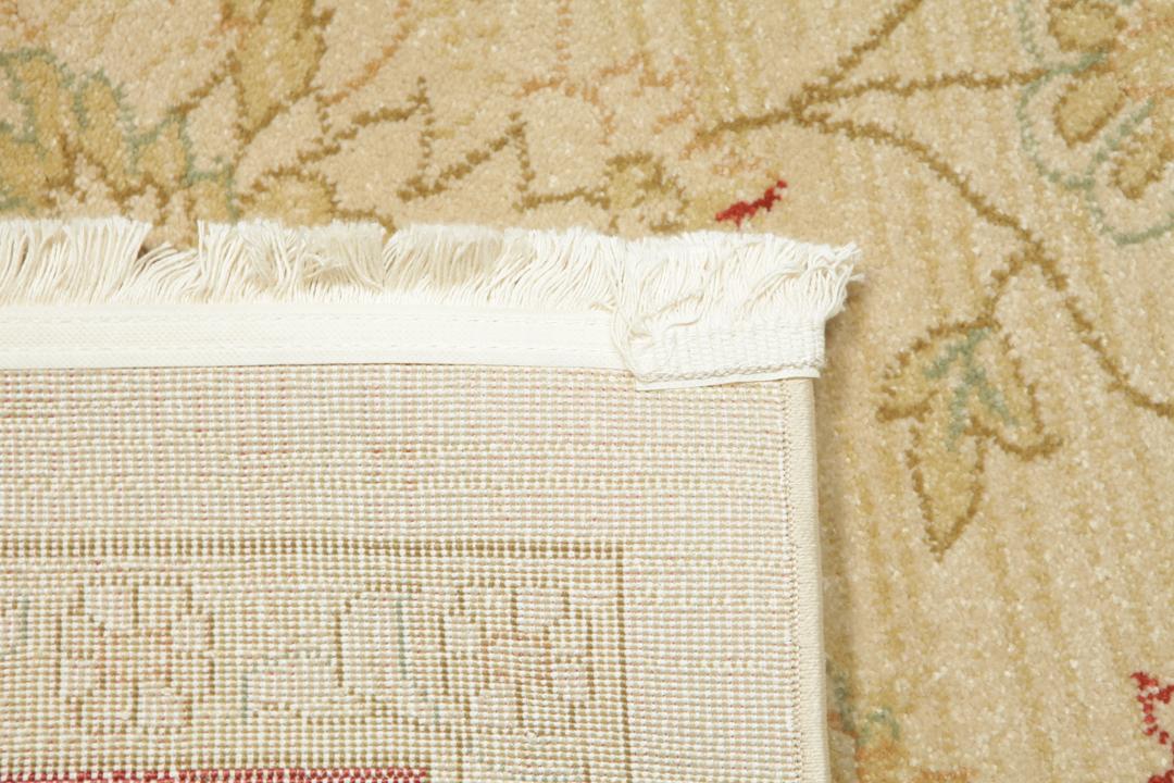 Beige en rood tapijt met bloemmotieven