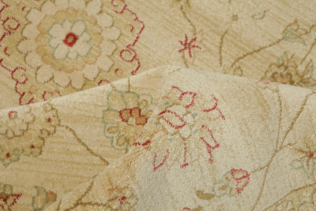 Beige en rood tapijt met bloemmotieven