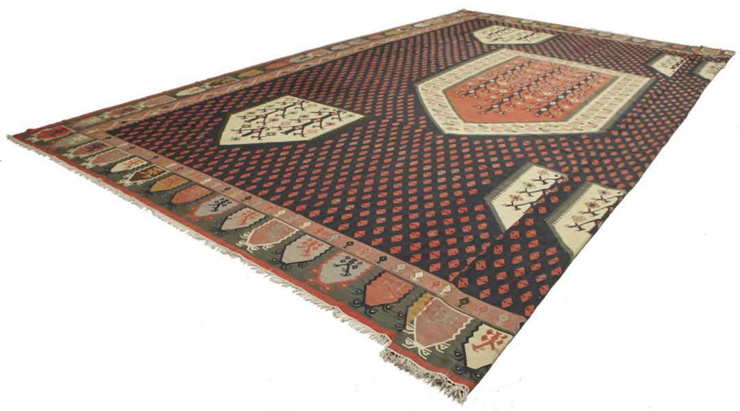 Een groot handgeweven semi-antiek Turks kelimkleed met geometrische motieven in multicolor.