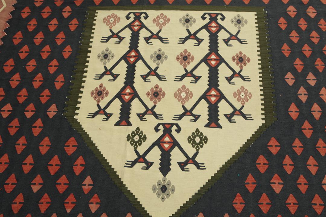 Een groot handgeweven semi-antiek Turks kelimkleed met geometrische motieven in multicolor.