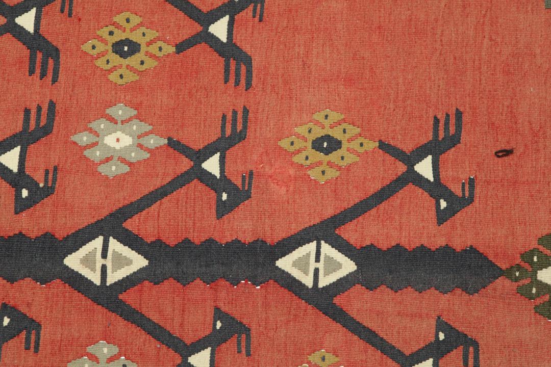 Een groot handgeweven semi-antiek Turks kelimkleed met geometrische motieven in multicolor.