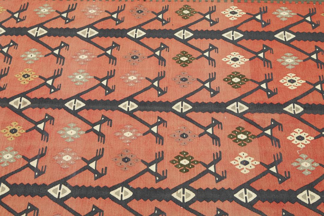 Een groot handgeweven semi-antiek Turks kelimkleed met geometrische motieven in multicolor.