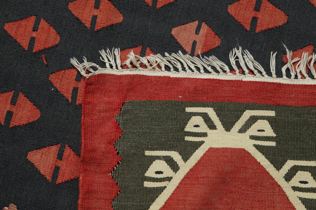 Een groot handgeweven semi-antiek Turks kelimkleed met geometrische motieven in multicolor.
