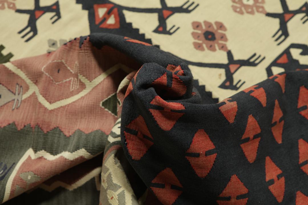 Een groot handgeweven semi-antiek Turks kelimkleed met geometrische motieven in multicolor.