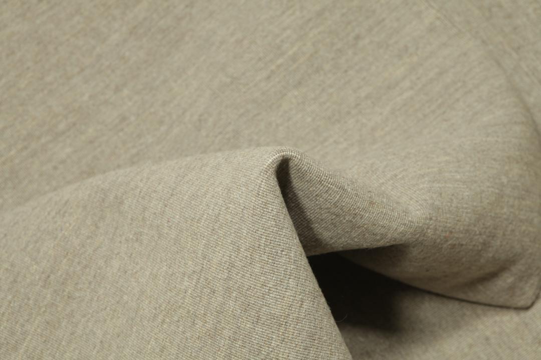 Lysegrå og beige håndvævet løber