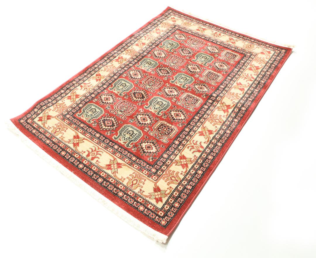 rood vloerkleed met gedetailleerde motieven en franjes