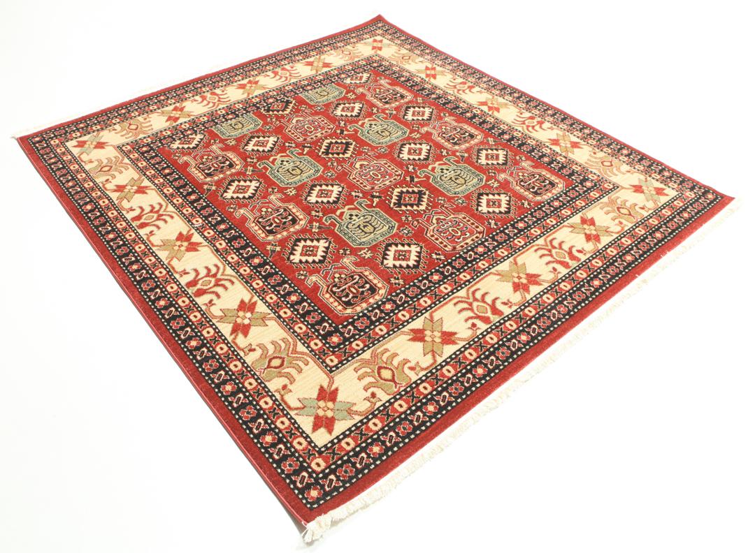 Tapis carré rouge et beige avec une bordure à motifs