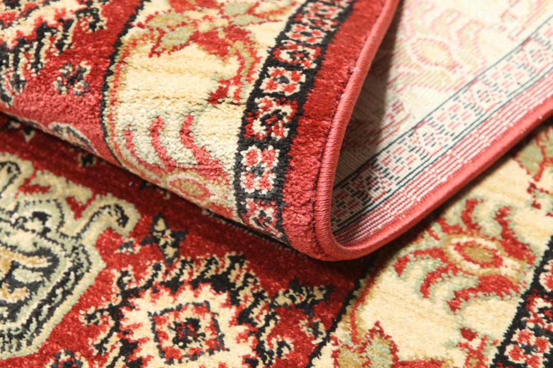 Rode loper met traditionele patronen