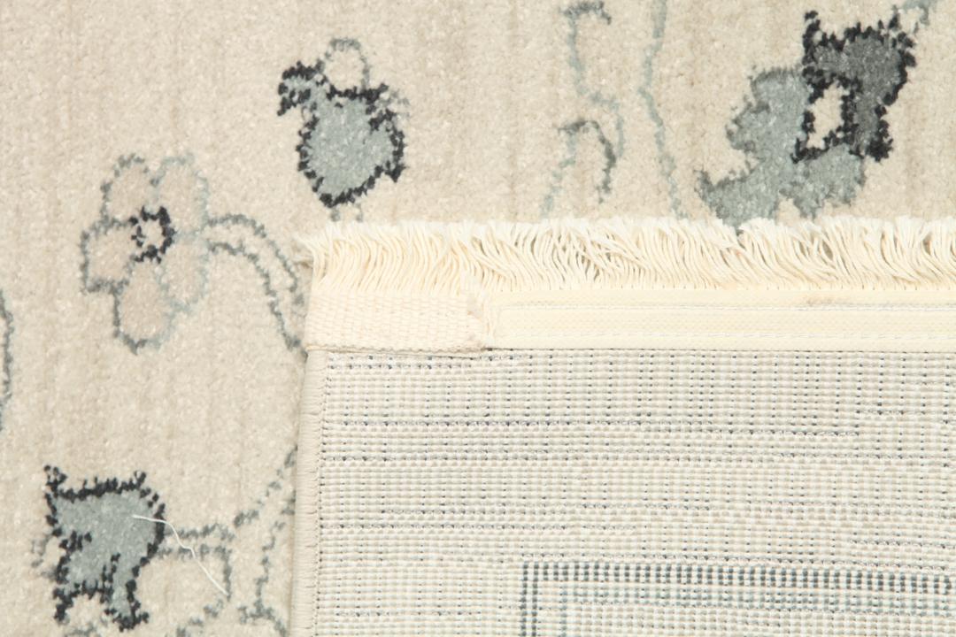 Vierkant beige tapijt met groene florale patronen en franjedetails