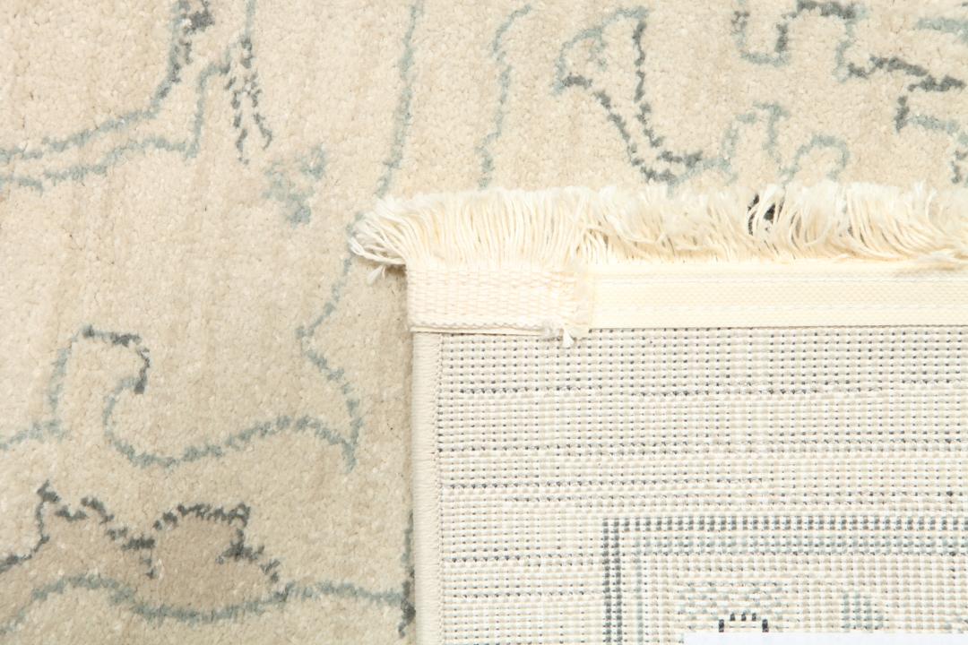 beige en groen tapijt met franjes