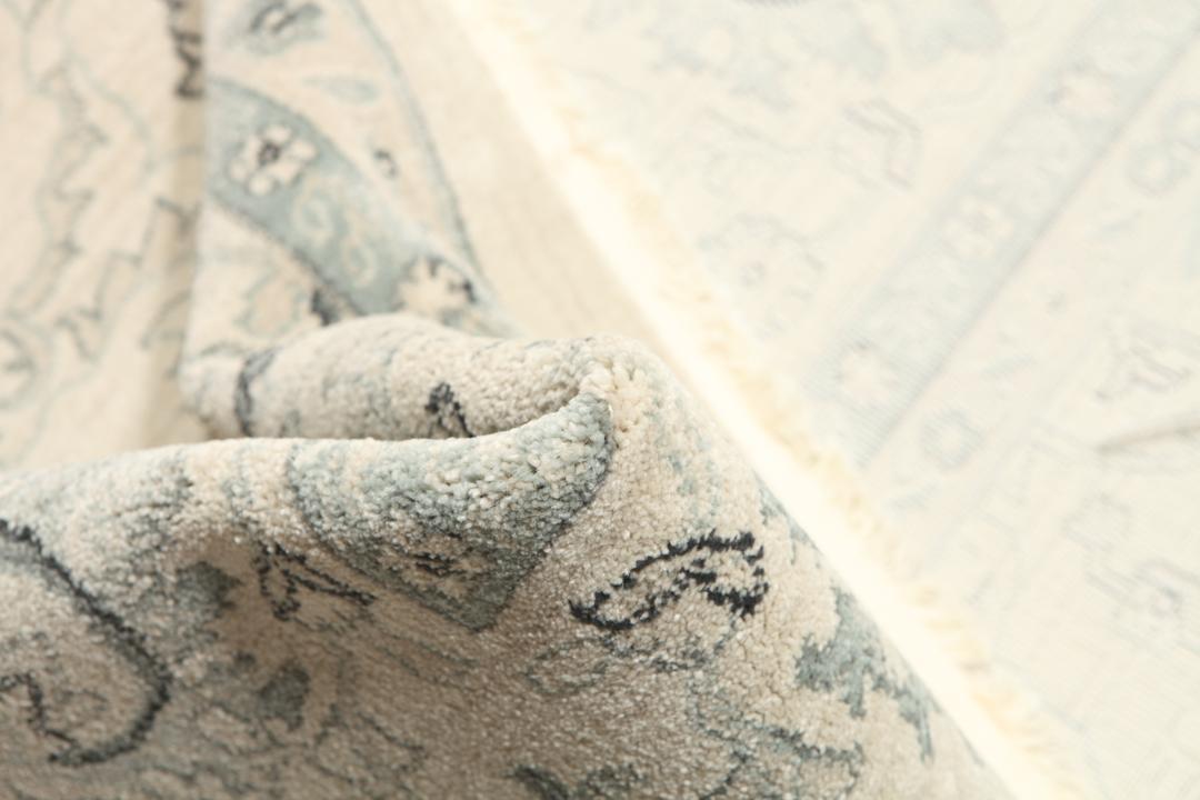 beige en groen tapijt met franjes
