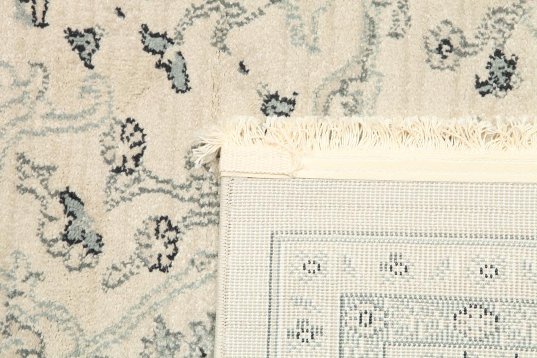 beige og grønt tæppe med franser