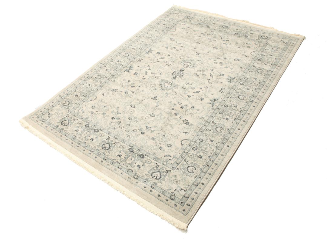 beige en groen tapijt met franjes
