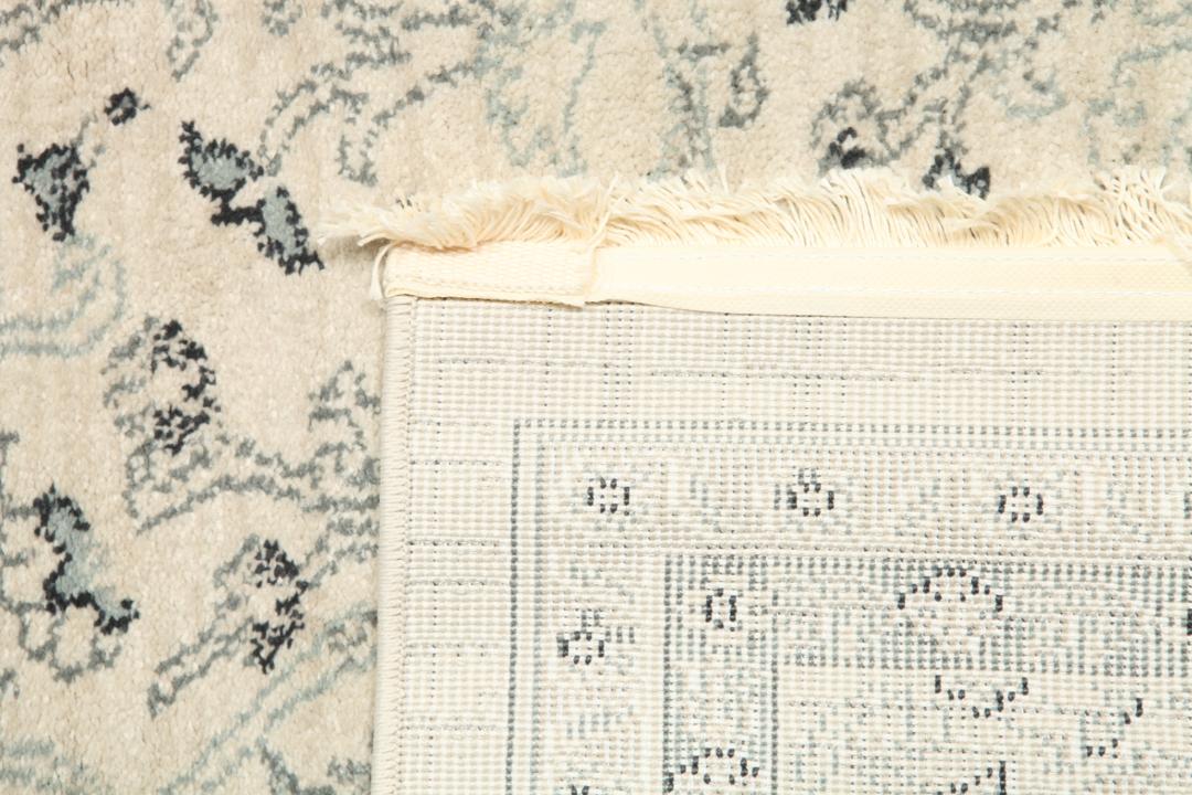 beige en groen tapijt met franjes