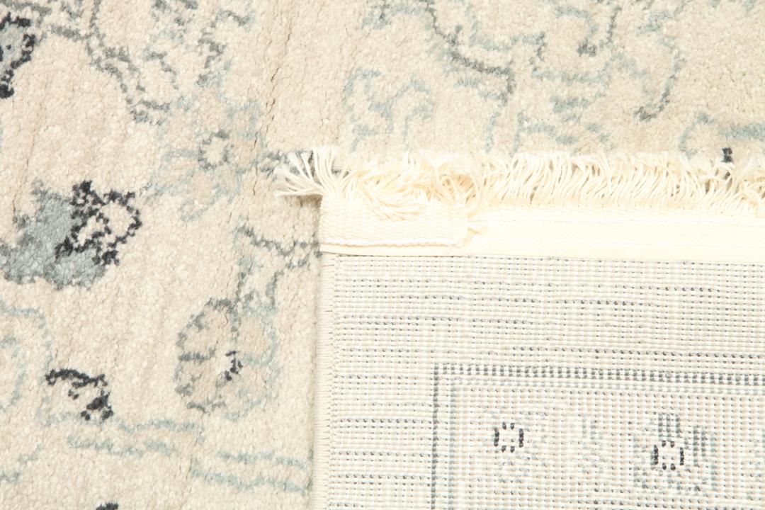 beige en groen tapijt met franjes