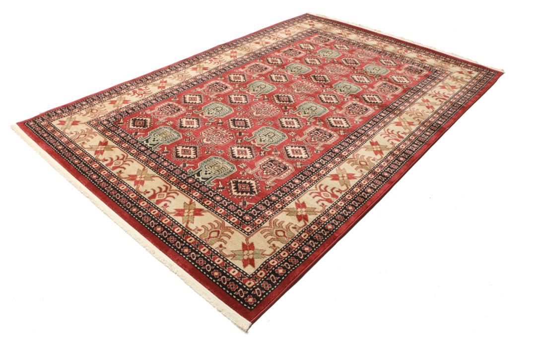 rood vloerkleed met gedetailleerde motieven en franjes