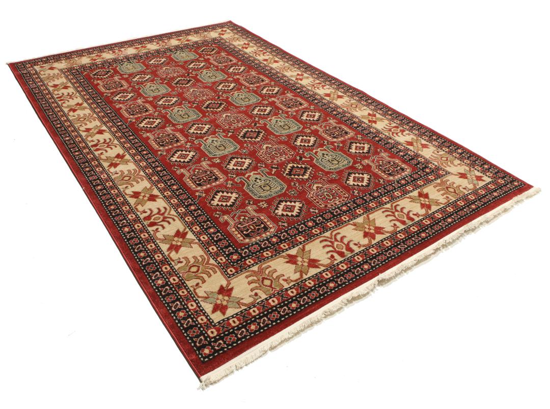 rood vloerkleed met gedetailleerde motieven en franjes