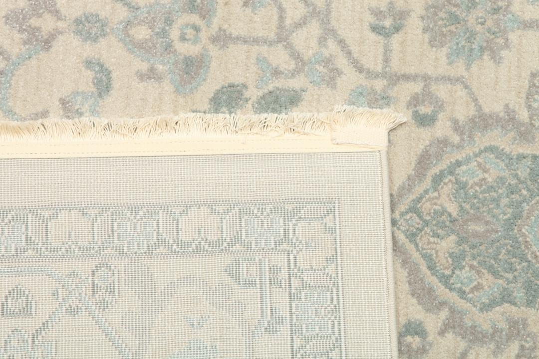 Crèmekleurig en lichtblauw tapijt met een traditioneel patroon
