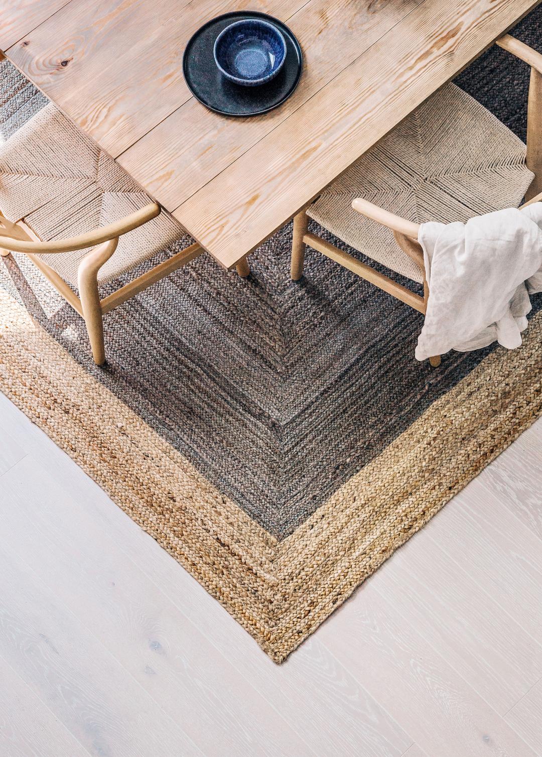 Handgeweven grijs en beige vloerkleed met een kaderontwerp