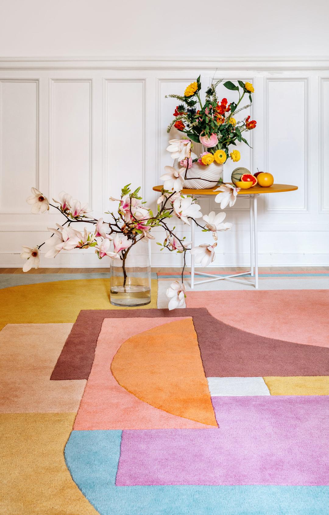 Een meerkleurig hoogpolig vloerkleed met abstracte geometrische vormen