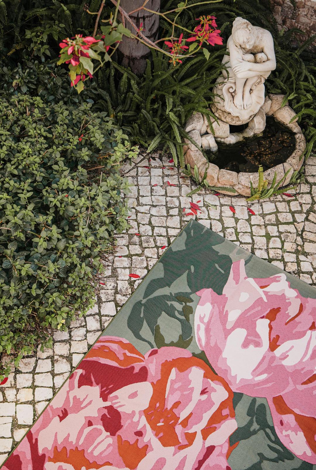 Tapis rose et vert avec grand motif floral