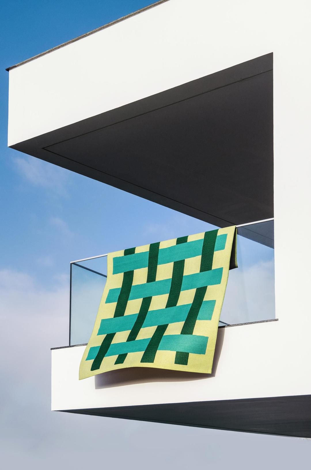 Grønt tæppe med et geometrisk mønster