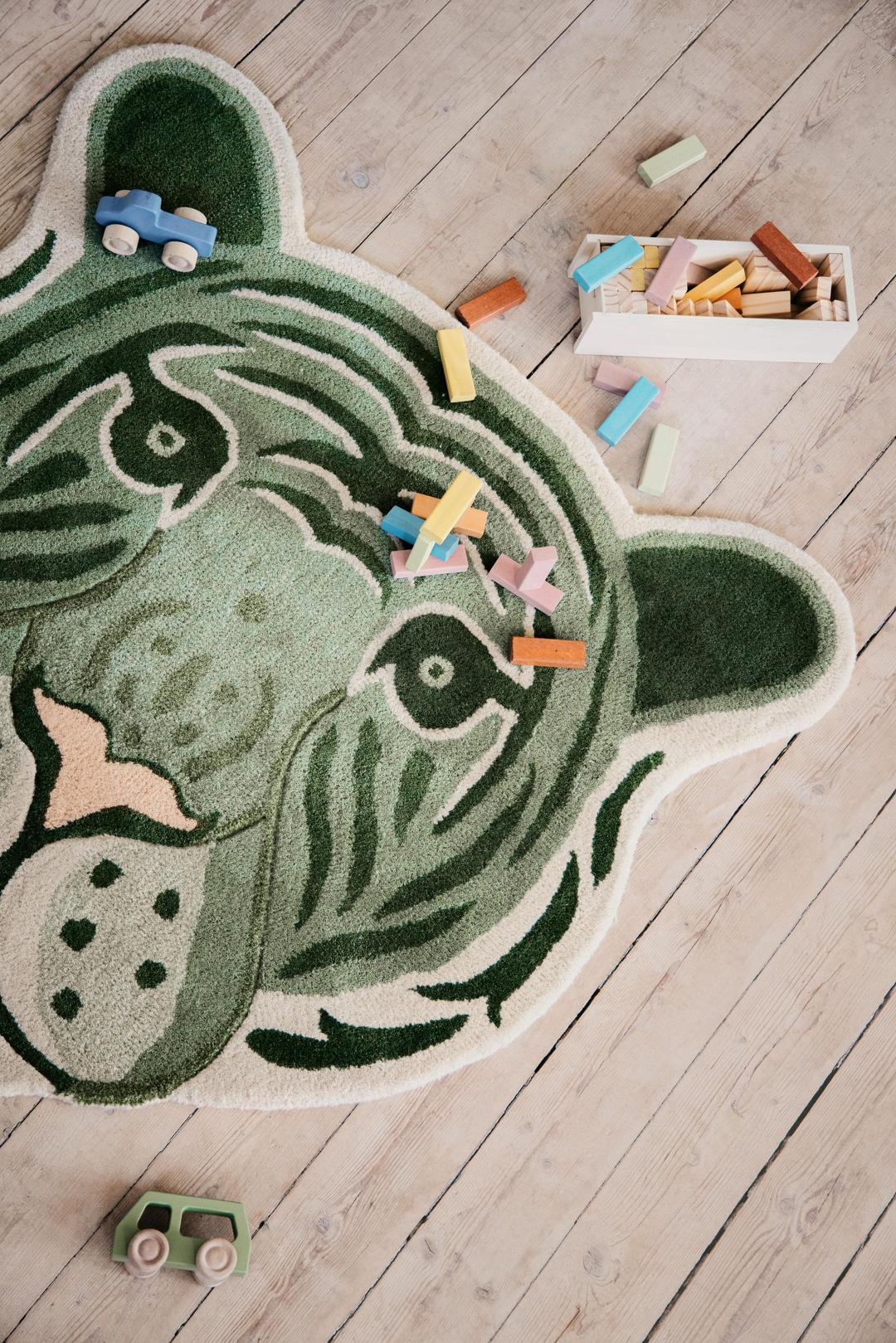 Tapis en forme de tigre vert