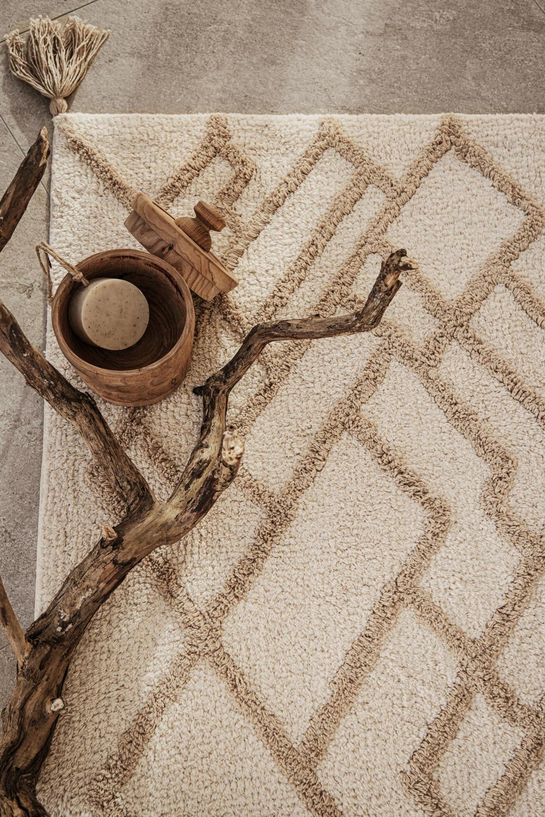 Beige badeværelsesmåtte med geometrisk design og kvaster