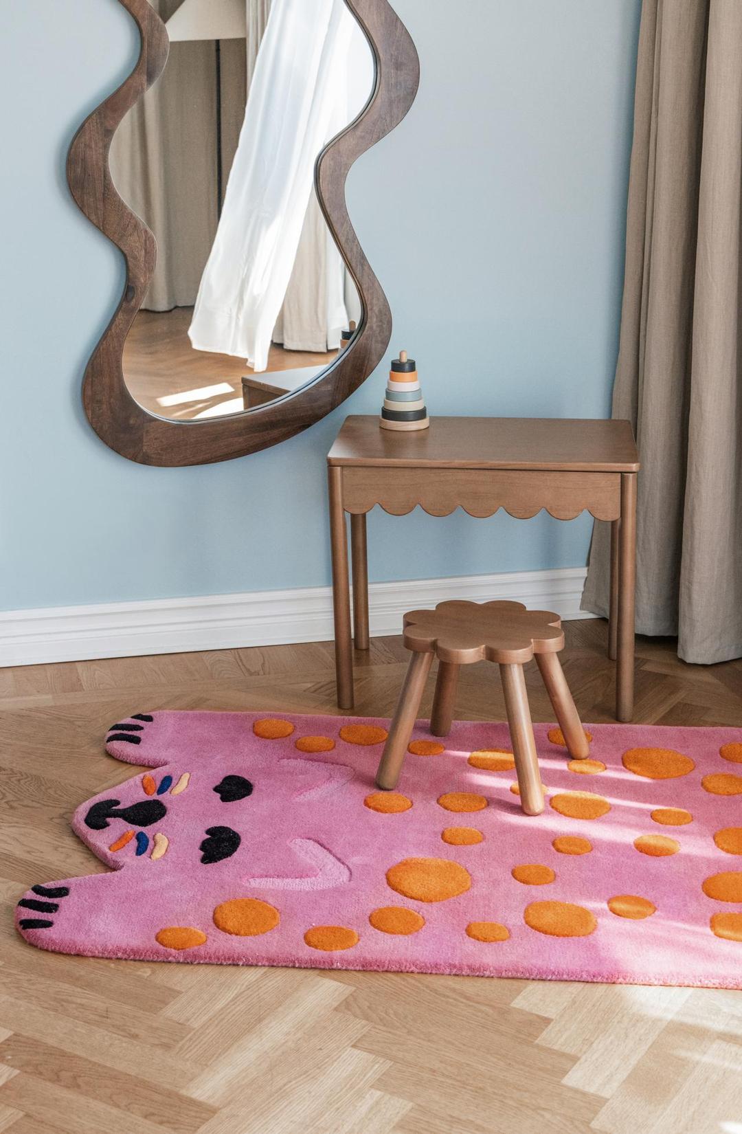 Roze en oranje wollen vloerkleed in een speelse kattenvorm