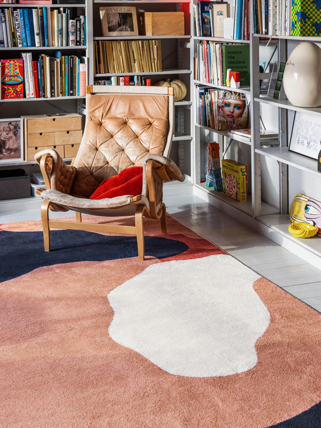rood vloerkleed met abstracte vormen