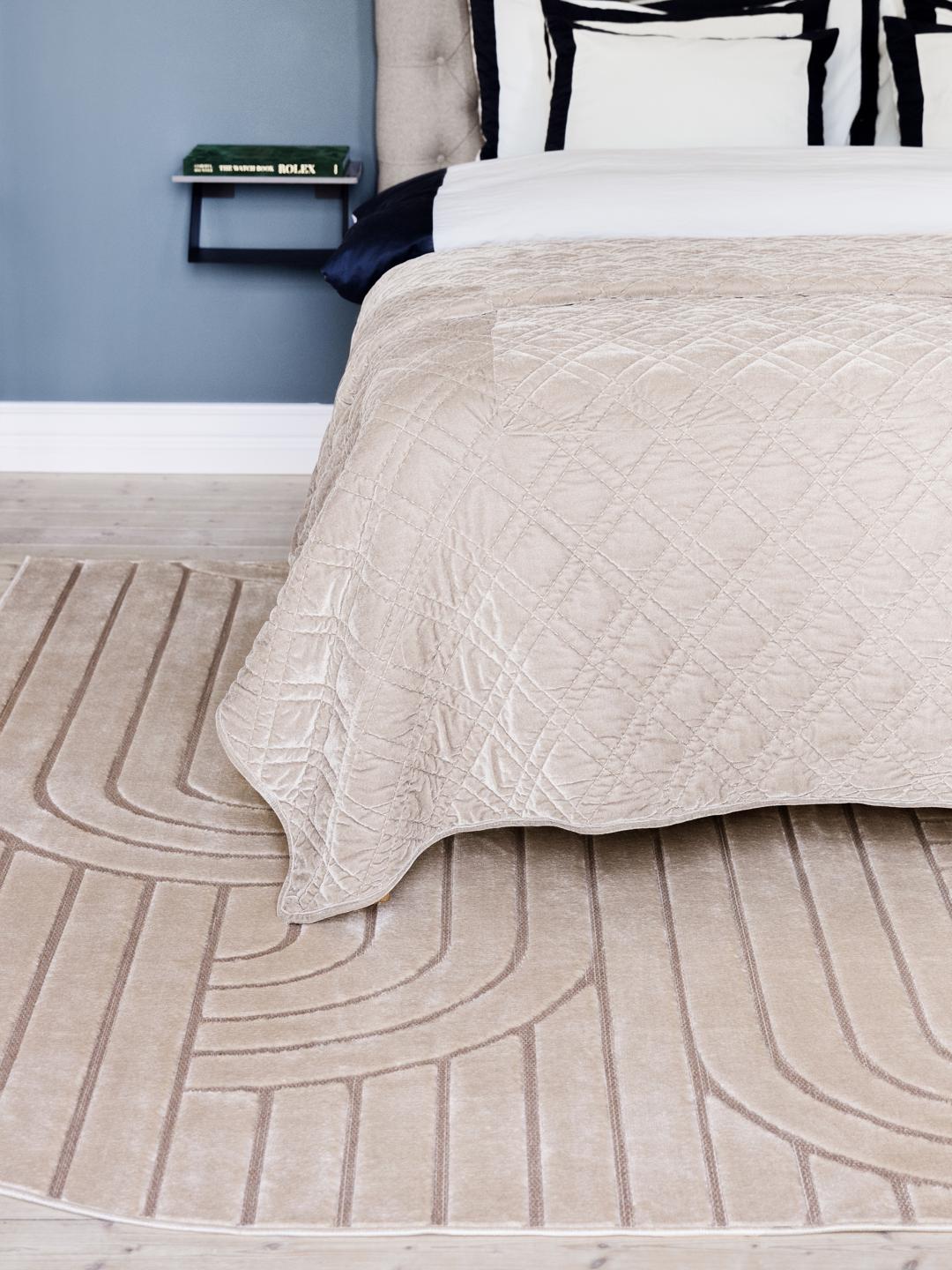 Onregelmatig beige vloerkleed met een modern hoog-laag geometrisch patroon