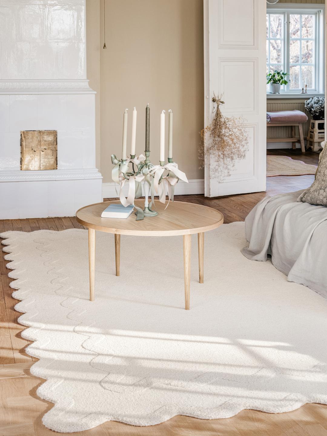 Off-white vloerkleed met een gestructureerd oppervlak en een geschulpte rand