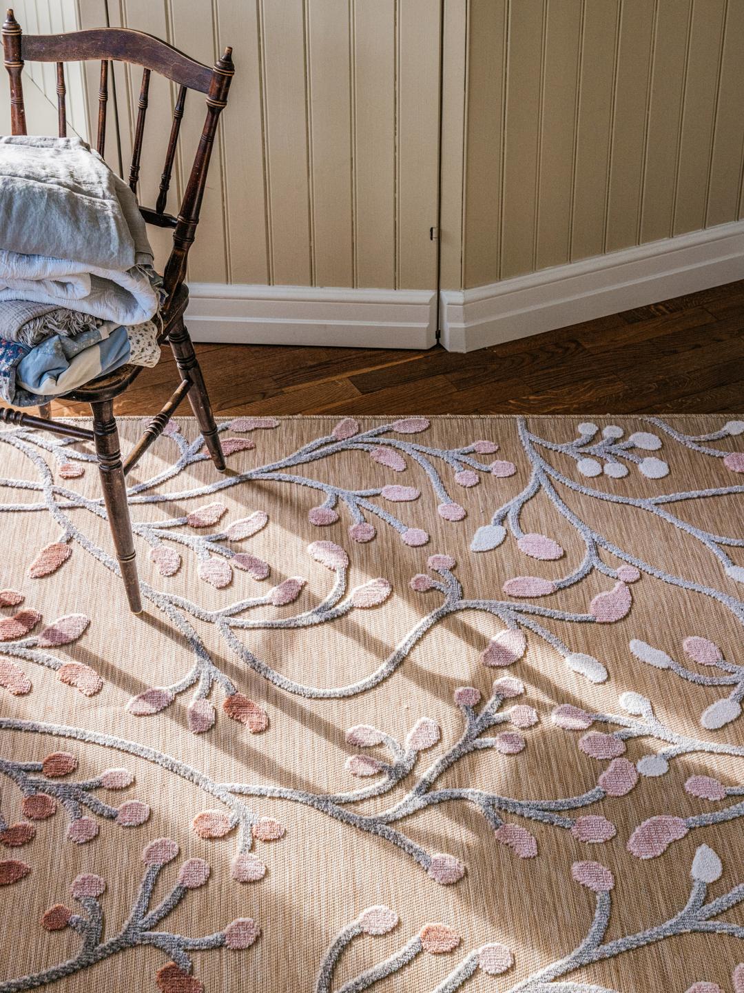 Beige og lyserødt blomstret tæppe