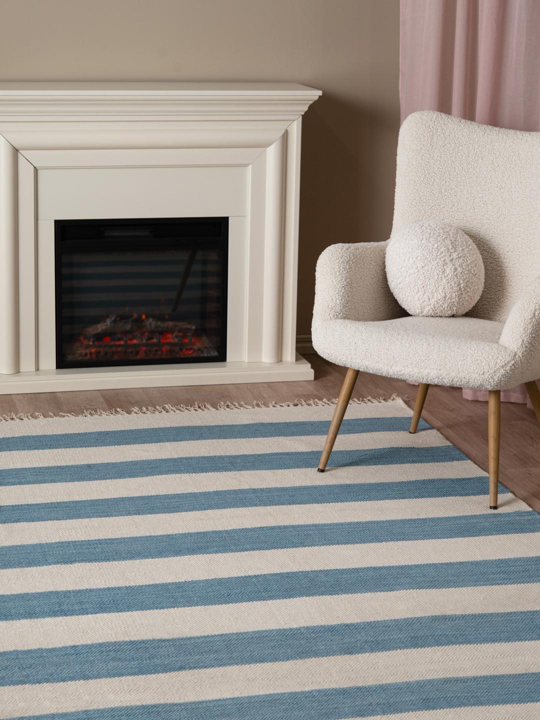 Tapis bleu clair orné d'un motif rayé épuré et de bords à franges