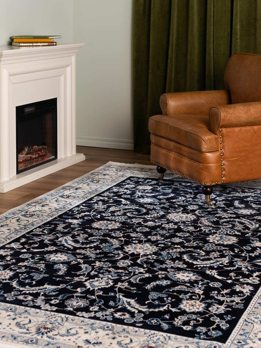 Donkerblauw tapijt met gedetailleerd patroon