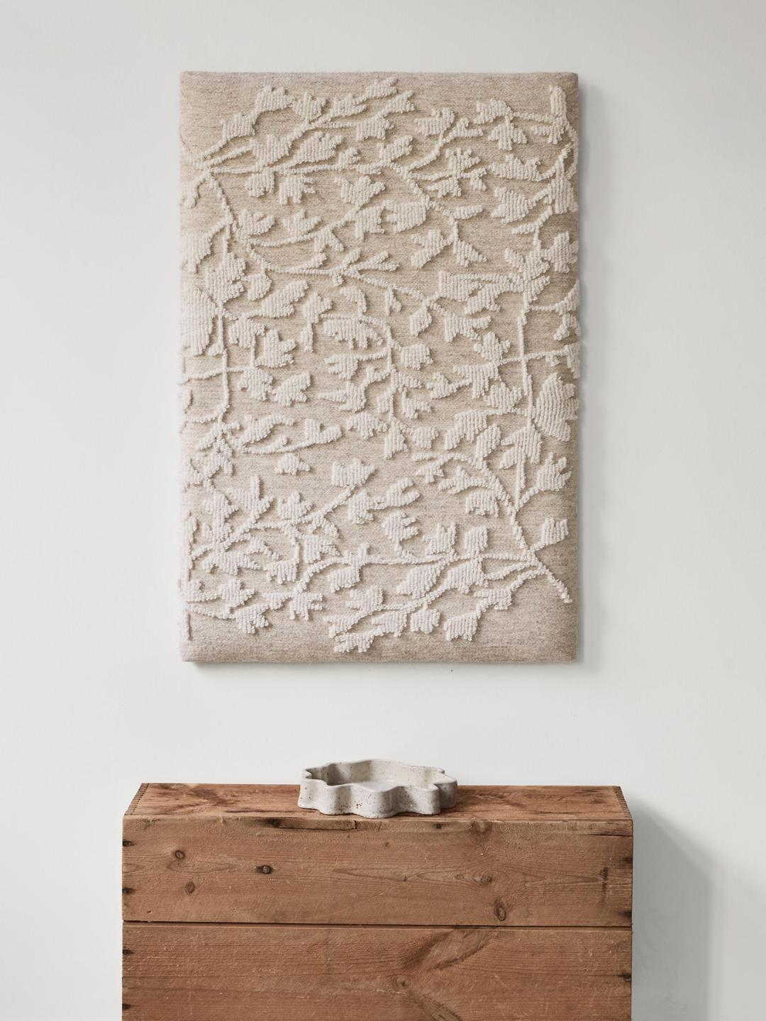 Beige wanddecoratie met een bladpatroon in reliëf