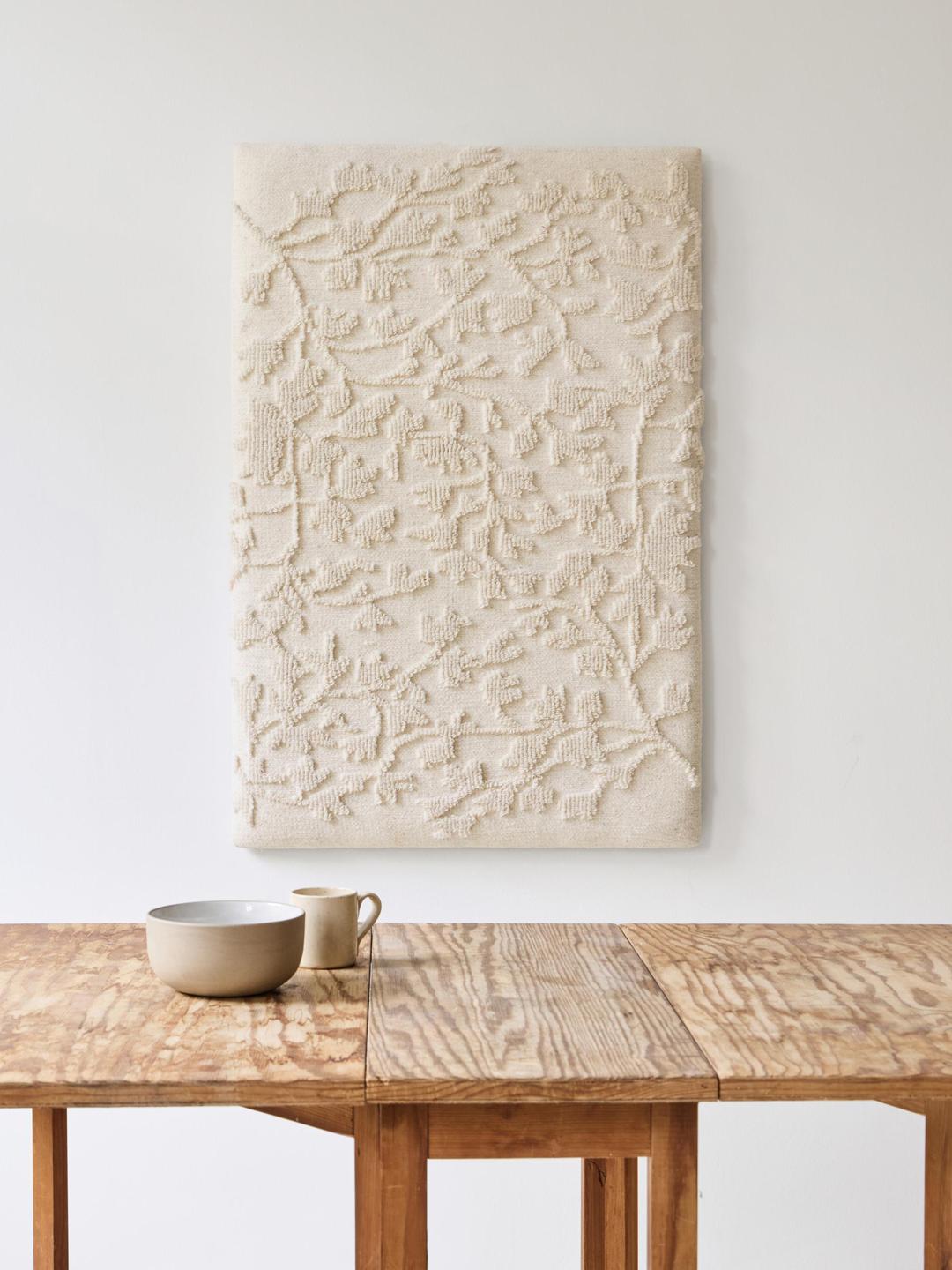 Witte wanddecoratie met een bladpatroon