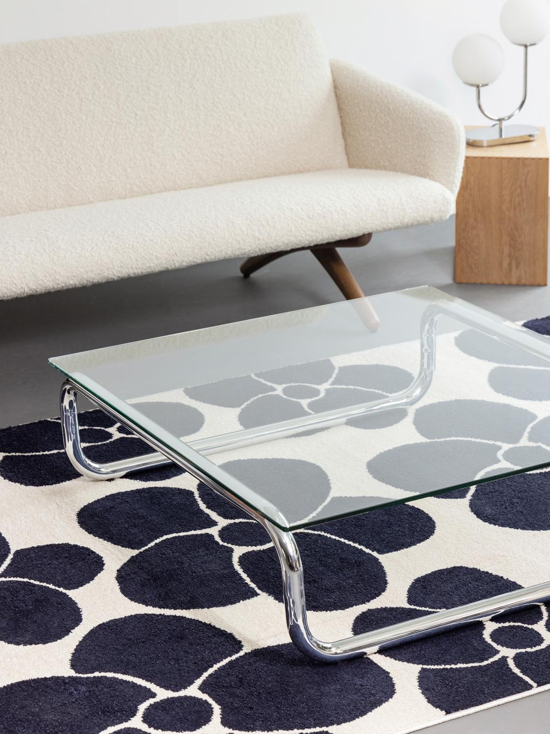Donkerblauw en wit vloerkleed met bloemenpatroon