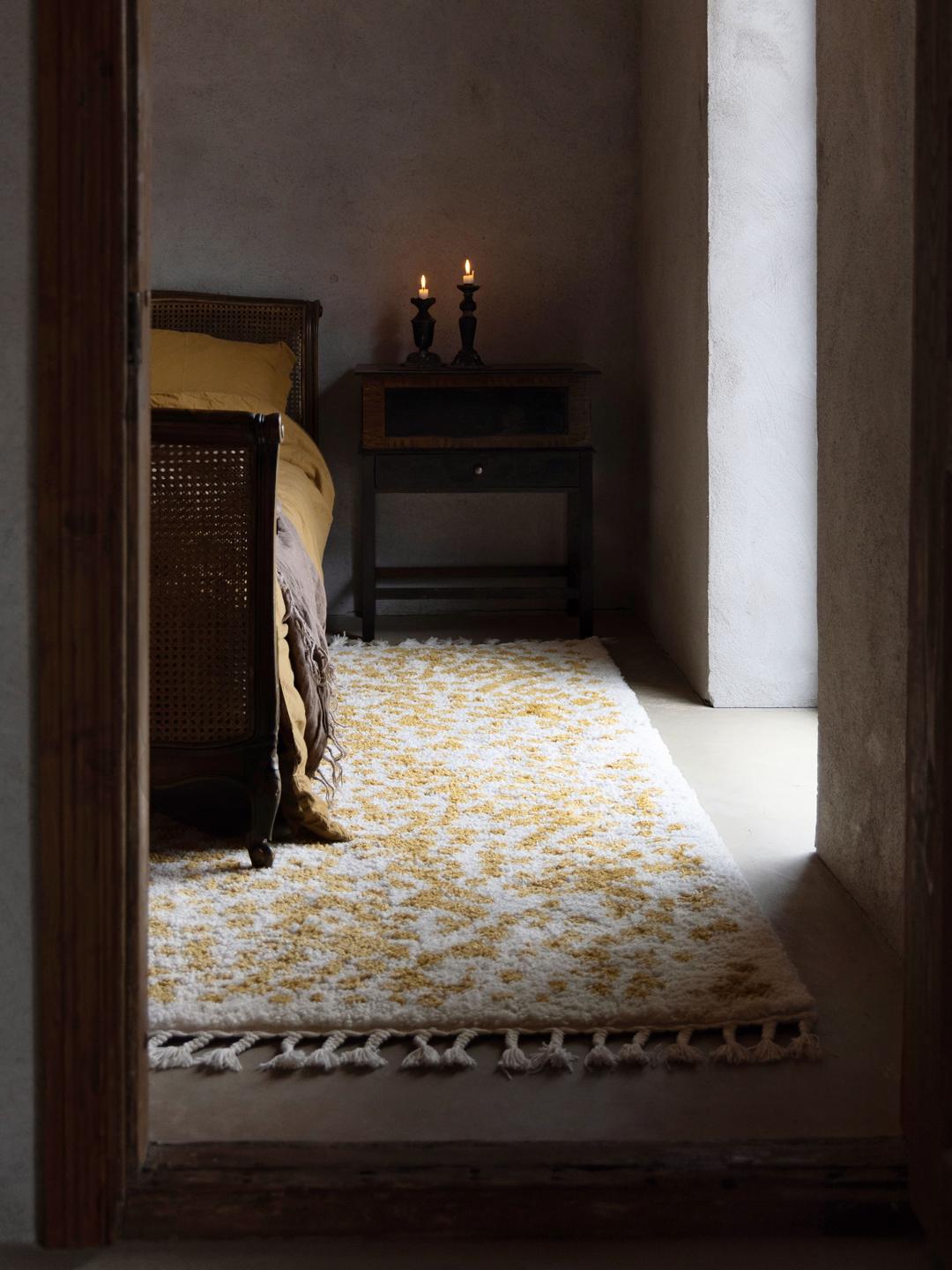 vloerkleed in mosterdgeel en wit
