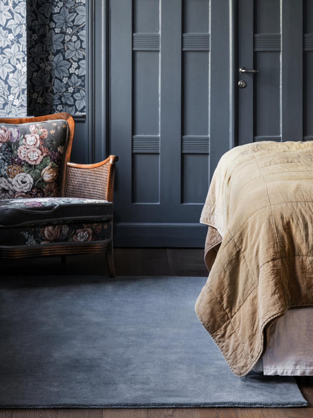 Blauw tapijt met een zachte pooltextuur