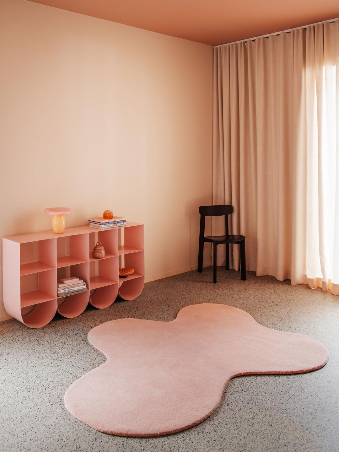 Onregelmatig roze tapijt met een zachte wollen pool