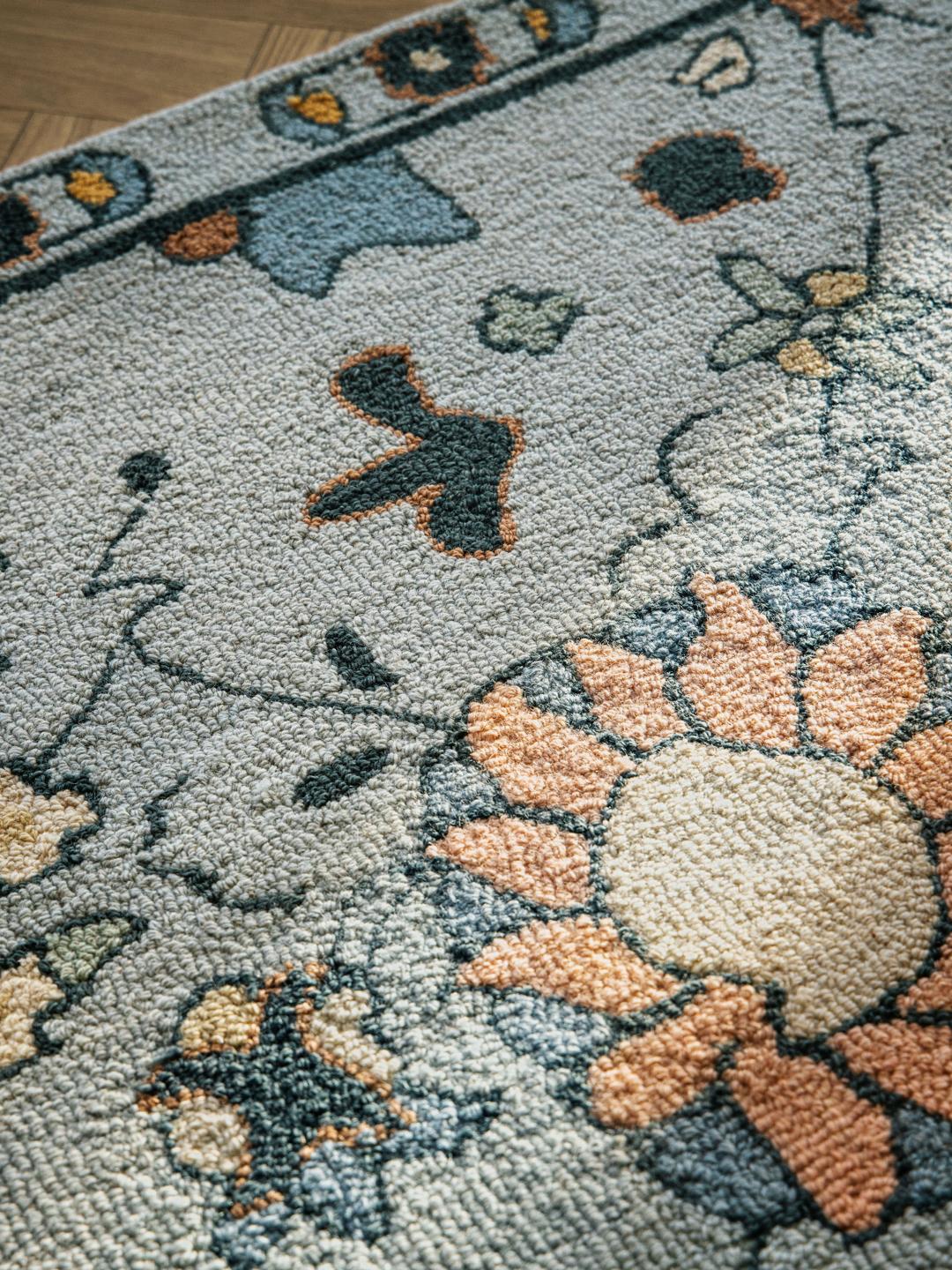 Blauw tapijt met een traditioneel bloemmotief en een zachte wollen textuur