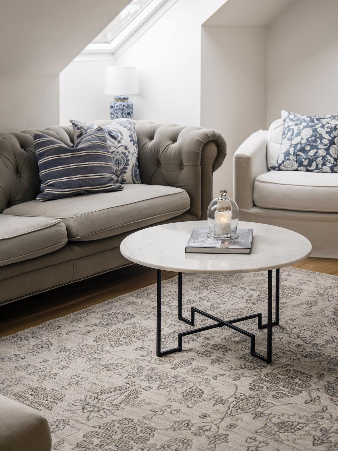 Beige tapijt met traditionele geweven patronen
