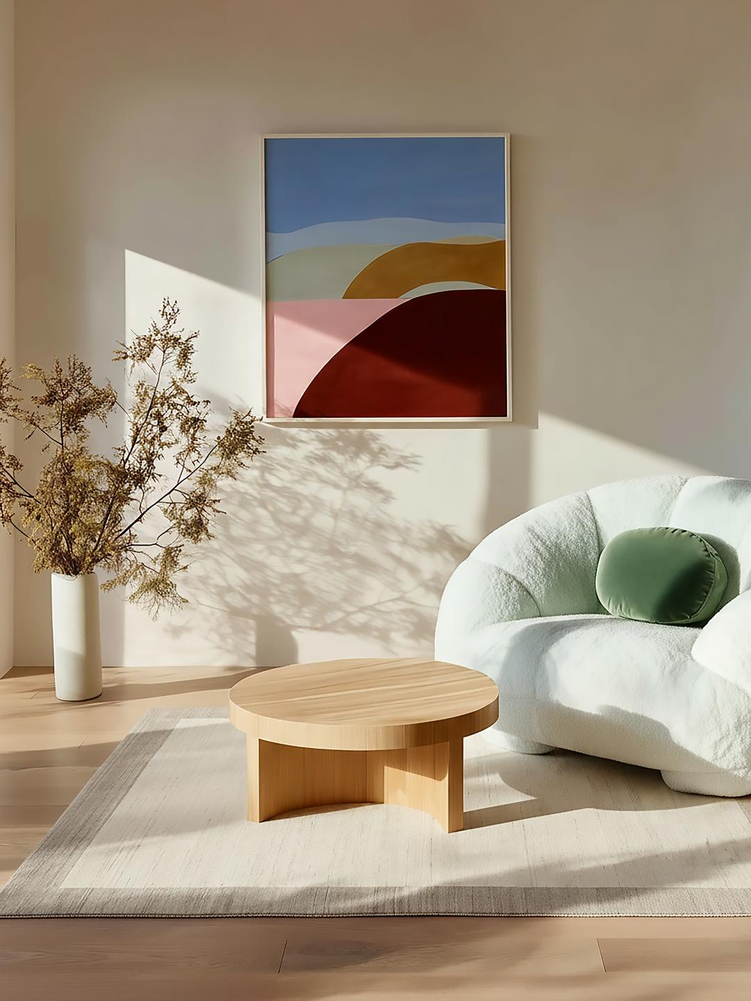 Et rektangulært tæppe i naturhvid og beige med et enkelt kantdesign.