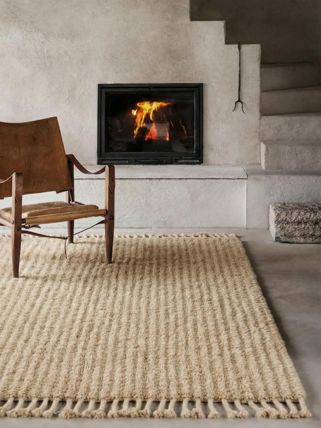 Beige tapijt met geribbelde textuur en franjes